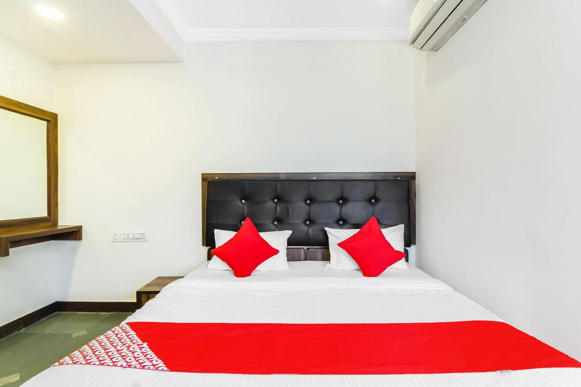 Hotel O Tokyo Hyderabad Bagian luar foto